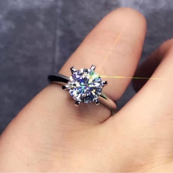 18k White Gold Diamond Engagement Ring - Picture 2 of 6